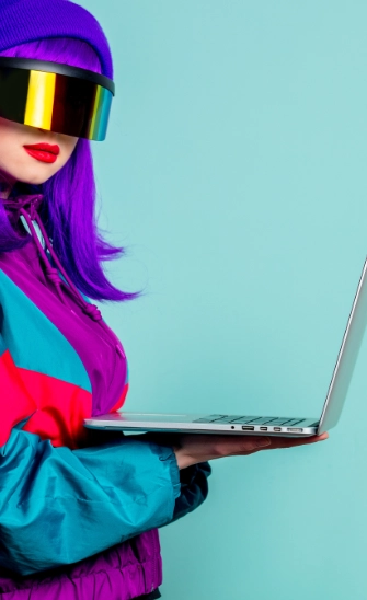 Un clavier d'ordinateur en gros plan avec des touchex rétroéclairées de plusieurs couleurs.