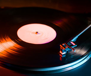 Un téléphone filaire décroché vu de dessus sous une lumière rose