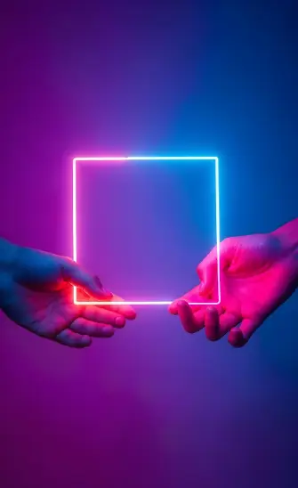 Gros plan sur un coin d'une platine vinyle avec quelques boutons en gros plan et en couleurs flashy.